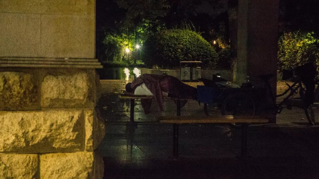 当你抱怨生活太难时,当你抱怨生活不易时