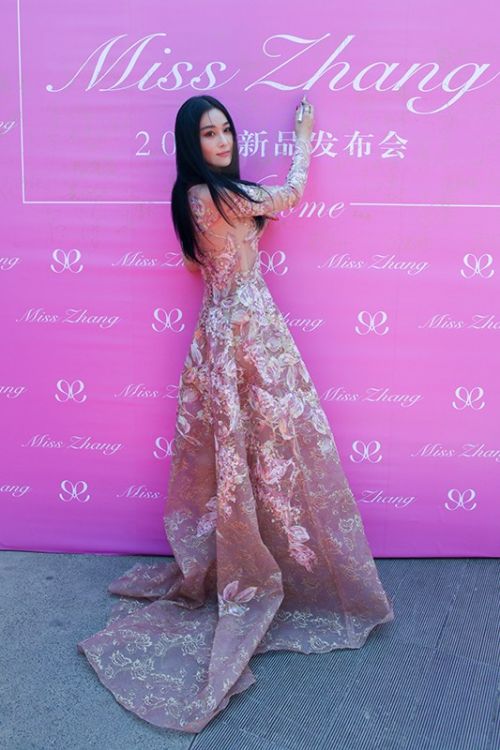 张馨予时尚写真着装抢镜颜值爆表,张馨予最新清凉写真照清新飘逸