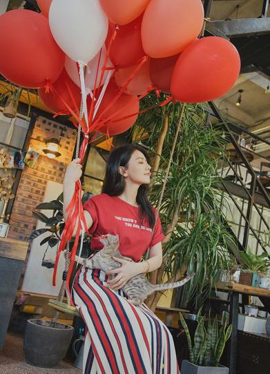 高圆圆穿玫红大衣,高圆圆推荐斐乐老花连衣裙