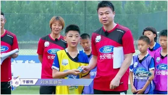 “抗拒地心引力的扑救”足球名嘴贾闯频出金句，为小将解说~