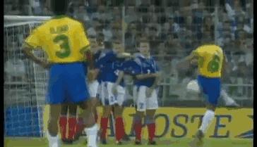 贝克汉姆式香蕉球踢法教学,贝克汉姆的十大刁钻任意球