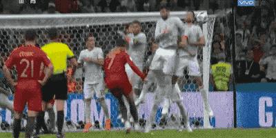 贝克汉姆式香蕉球踢法教学,贝克汉姆的十大刁钻任意球