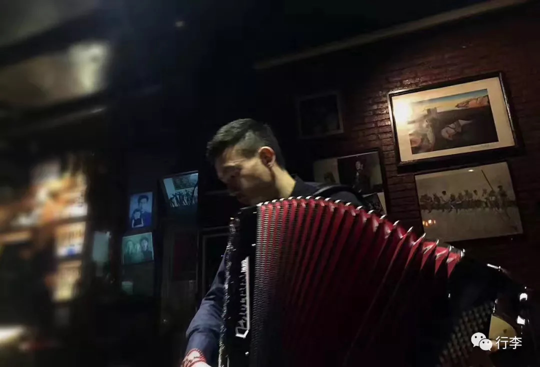 行李︱老艾：只要活着，谁不在路上