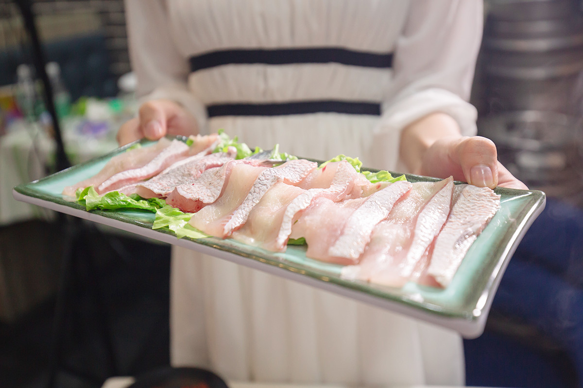 要火！用鲍鱼熬的精华汤底，还涮着“透明”的菜！