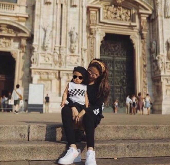 昆凌罕见晒女儿正面照,昆凌大方晒出儿子的照片头发抢镜