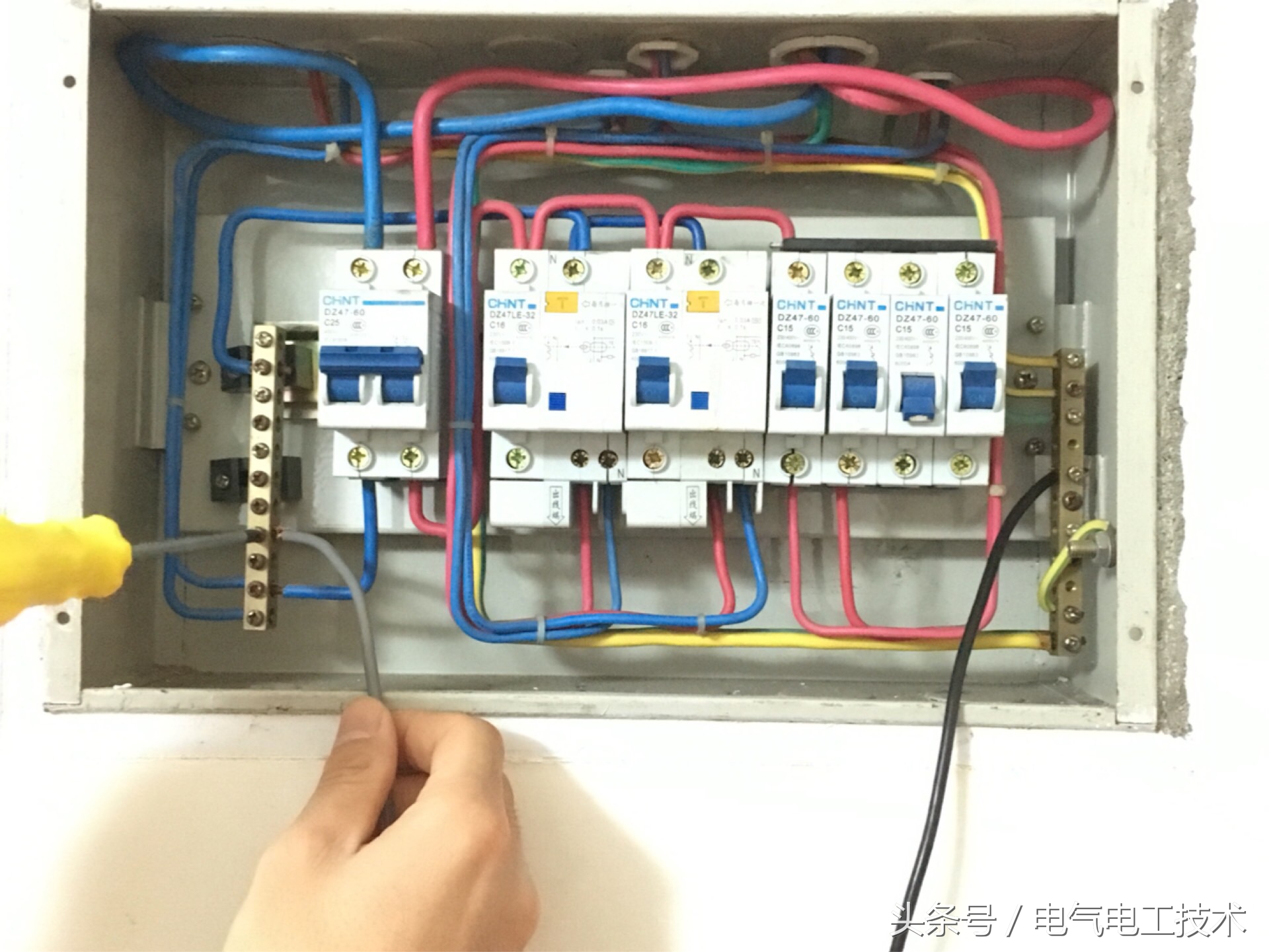配电箱带电：火线零线地线怎么接？哪个先？老电工：接线顺序很重要