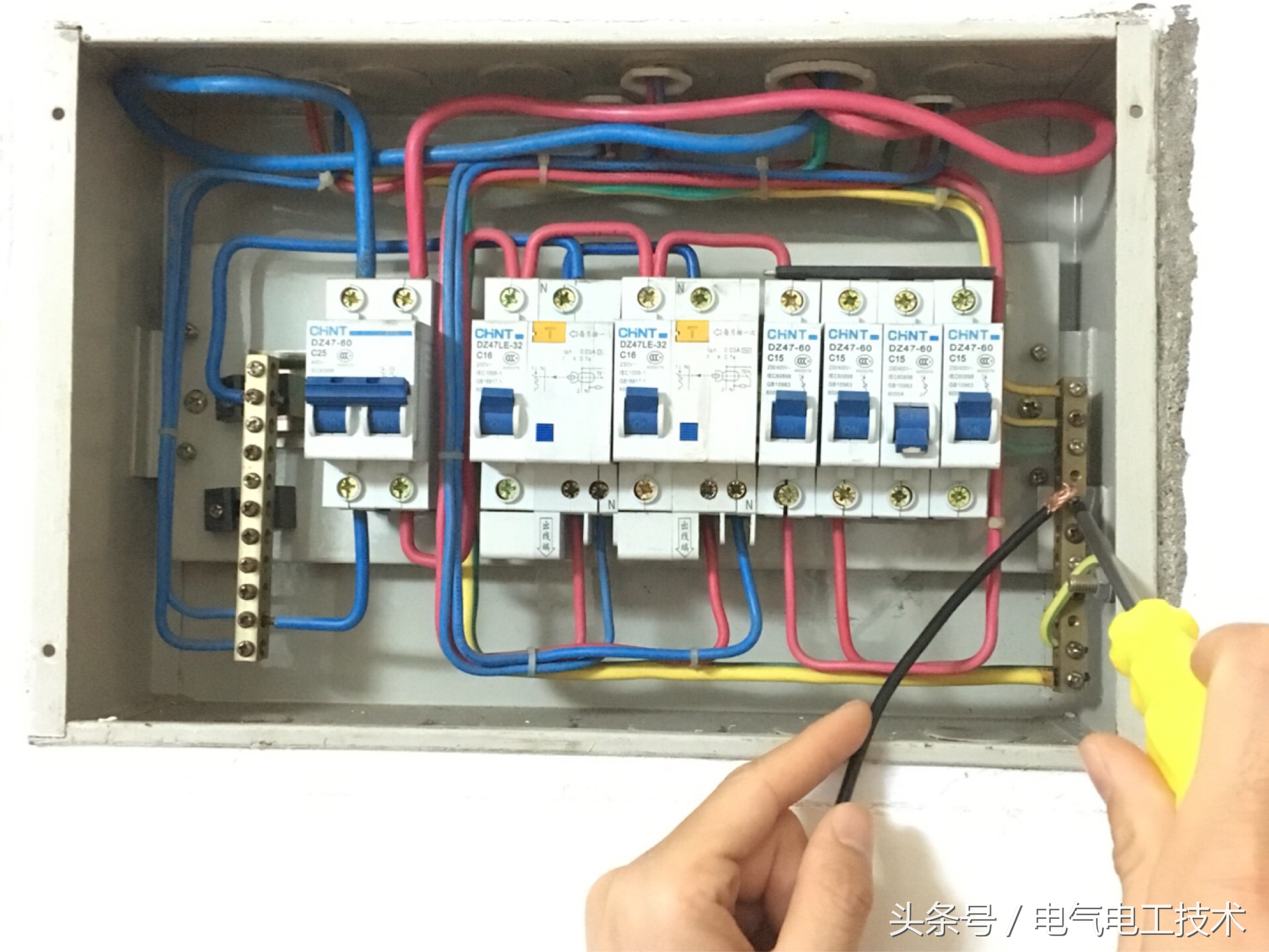 配电箱火线零线地线怎么接,家庭配电箱火线零线地线的接法