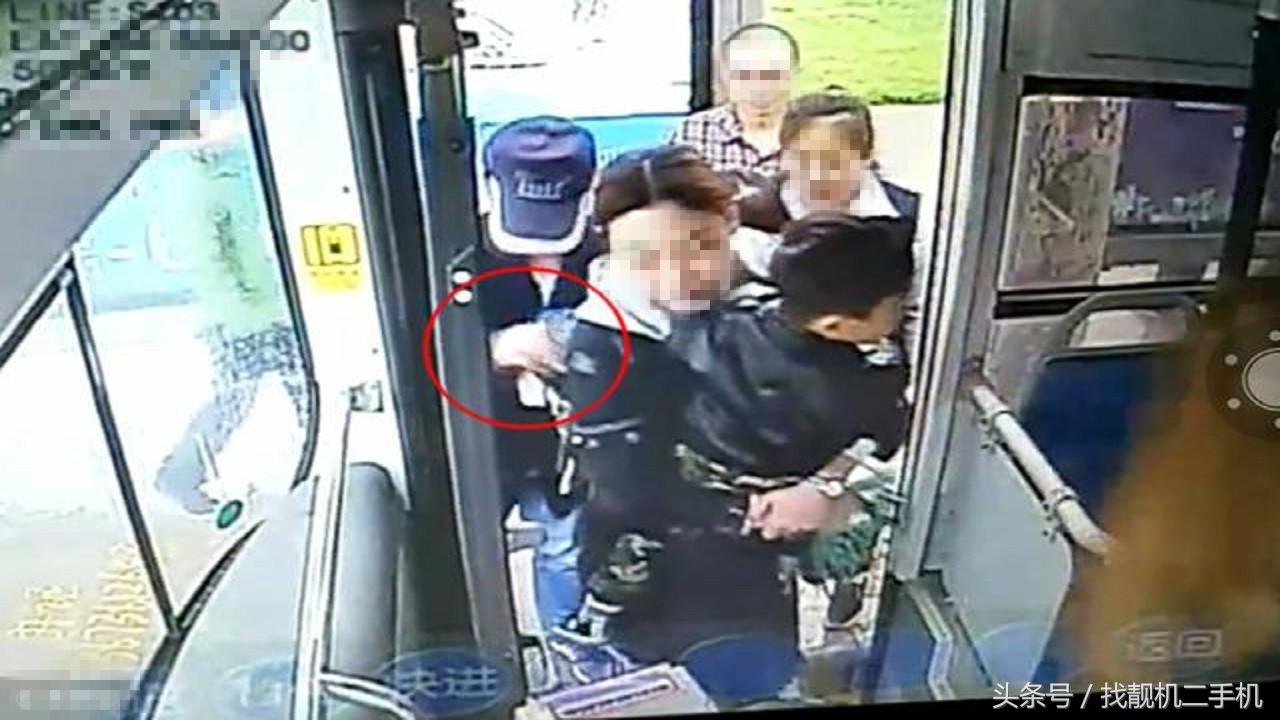 司机提醒乘客车上有小偷怎么提示,公交司机发现小偷说明什么