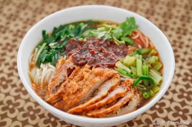 简单介绍一下云南过桥米线,云南特色美食过桥米线和酸辣米线