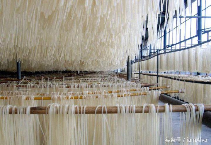 简单介绍一下云南过桥米线,云南特色美食过桥米线和酸辣米线