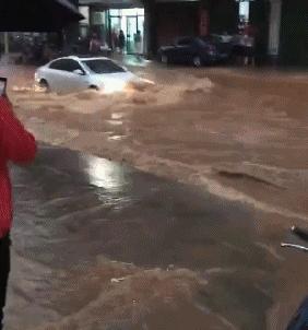 每天一贱：妹子挤完地铁，裤子就成这样了