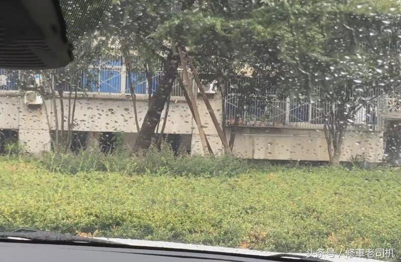 晚上前挡风玻璃看不清怎么办,汽车前挡风玻璃模糊反光清理妙招