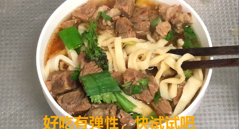 手擀面怎么把面条弄得劲道,手擀面做面条简单又好吃的方法