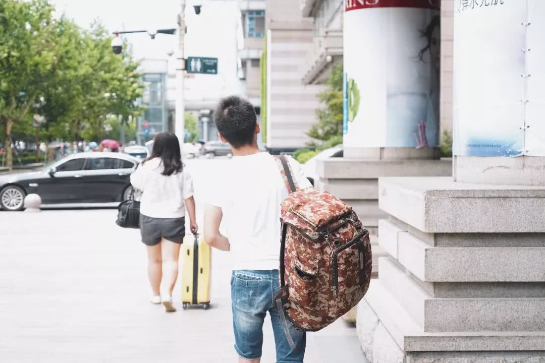 专门给奢侈品、跑车补洞，从LV到保时捷，杭州小伙补3个洞要价1万