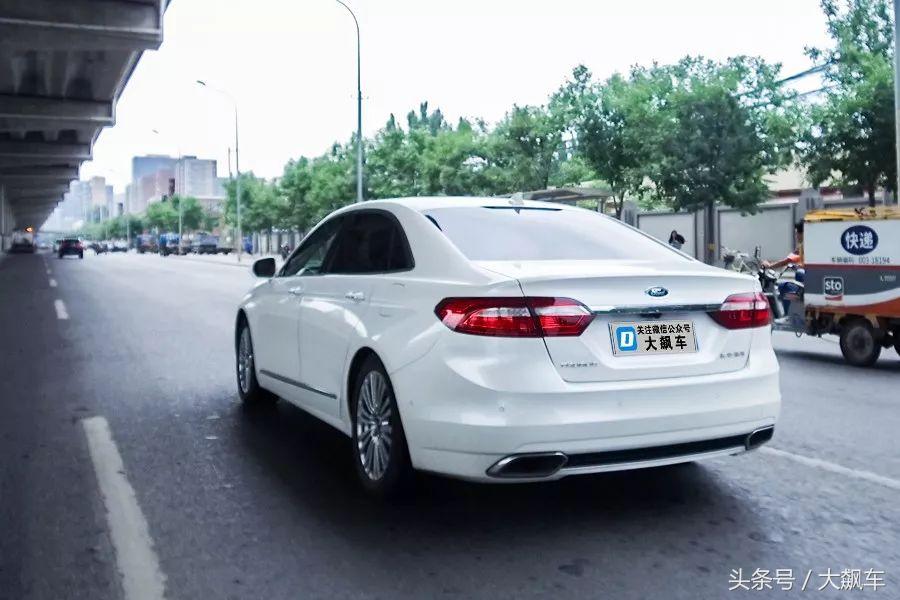 悬架调校不错，如果不是变速箱拖后腿，金牛座确实挺好开！