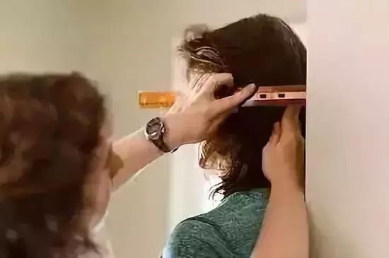 18岁脖子后面颈椎凸起怎么办,脖子后面长了一个包挂什么科