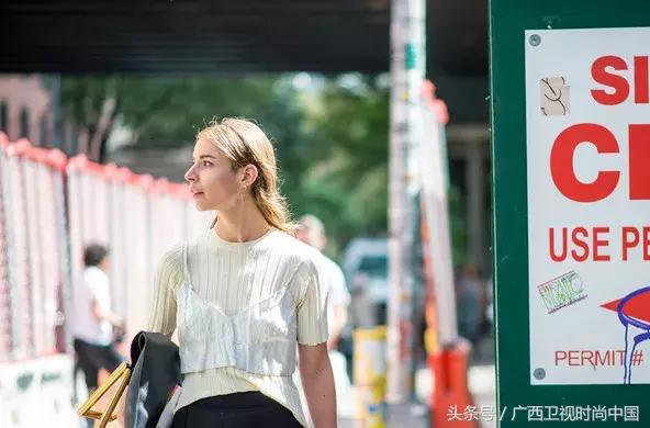 针织衫短袖里面应该穿什么,黑色金丝宽松短袖针织衫怎么搭