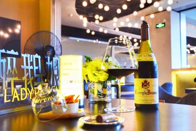 火遍香港尖沙咀、外滩江景环绕……2018魔都新酒吧，潮人新据点！