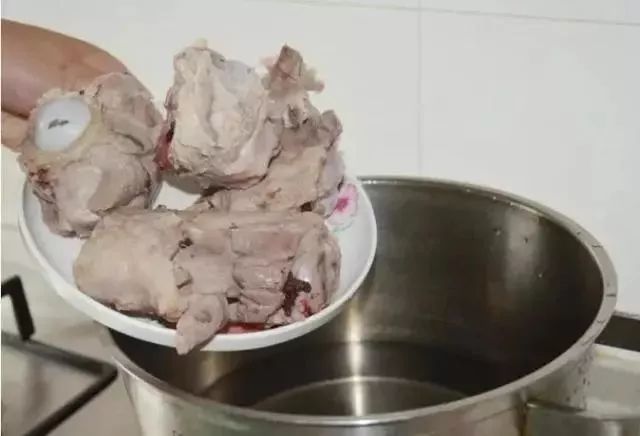 给花浇凉白开,给花浇多菌灵水会怎样