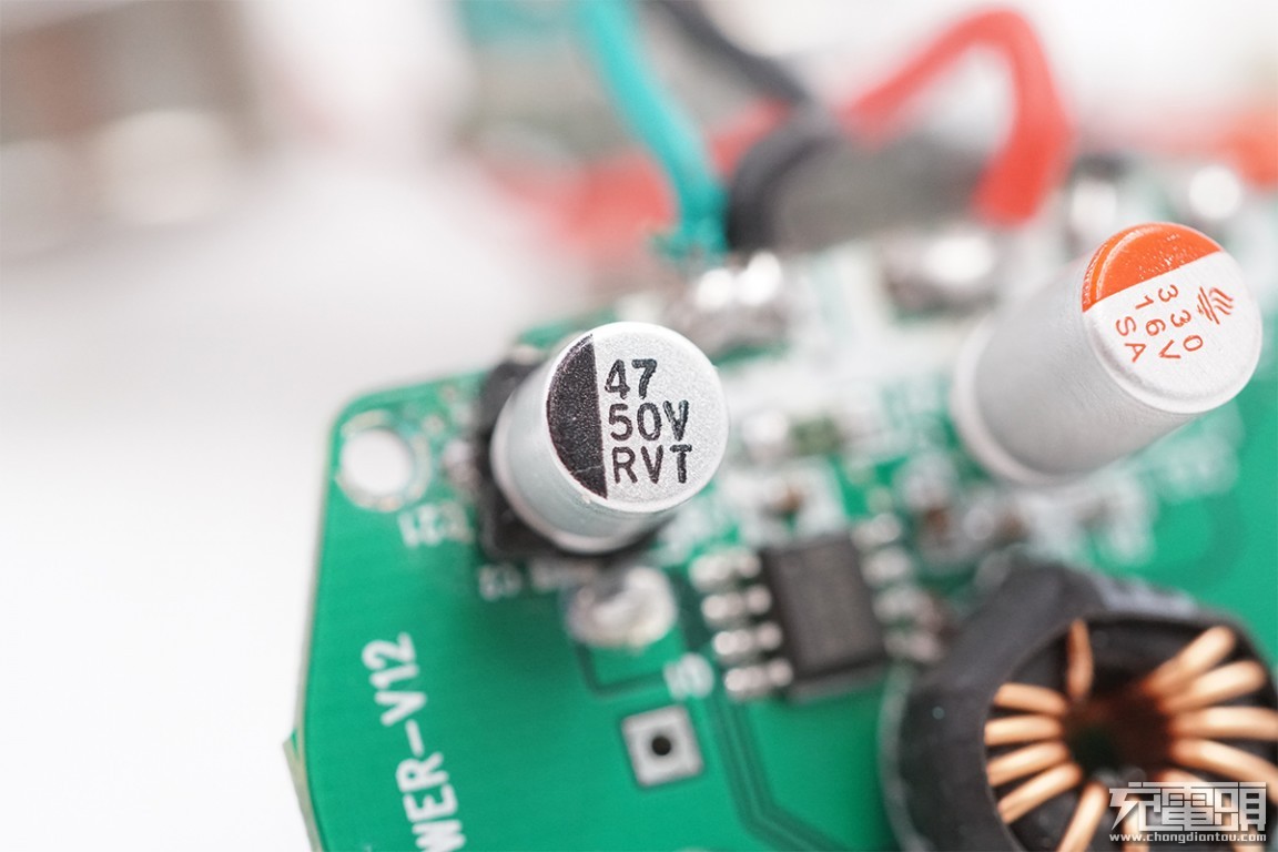 这款车充的设计怎么越看越奇怪