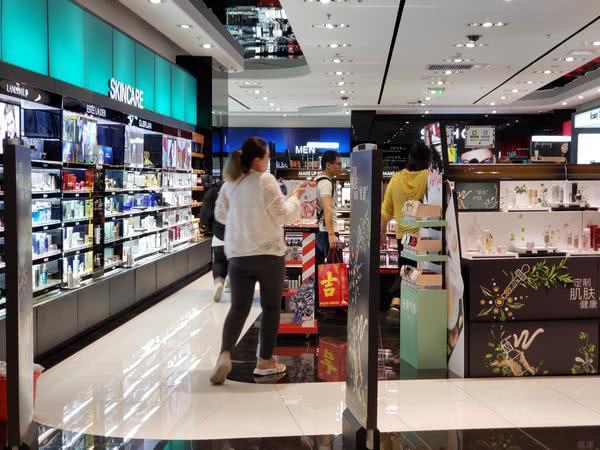 海外化妆品又要涨价?郑州有人一口气买两箱面膜