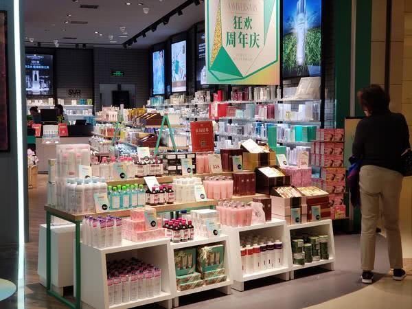 海外化妆品又要涨价?郑州有人一口气买两箱面膜