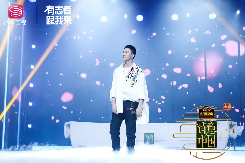 《诗意中国》“群芳谱”今晚营业名侦探潘粤明白日“追”花