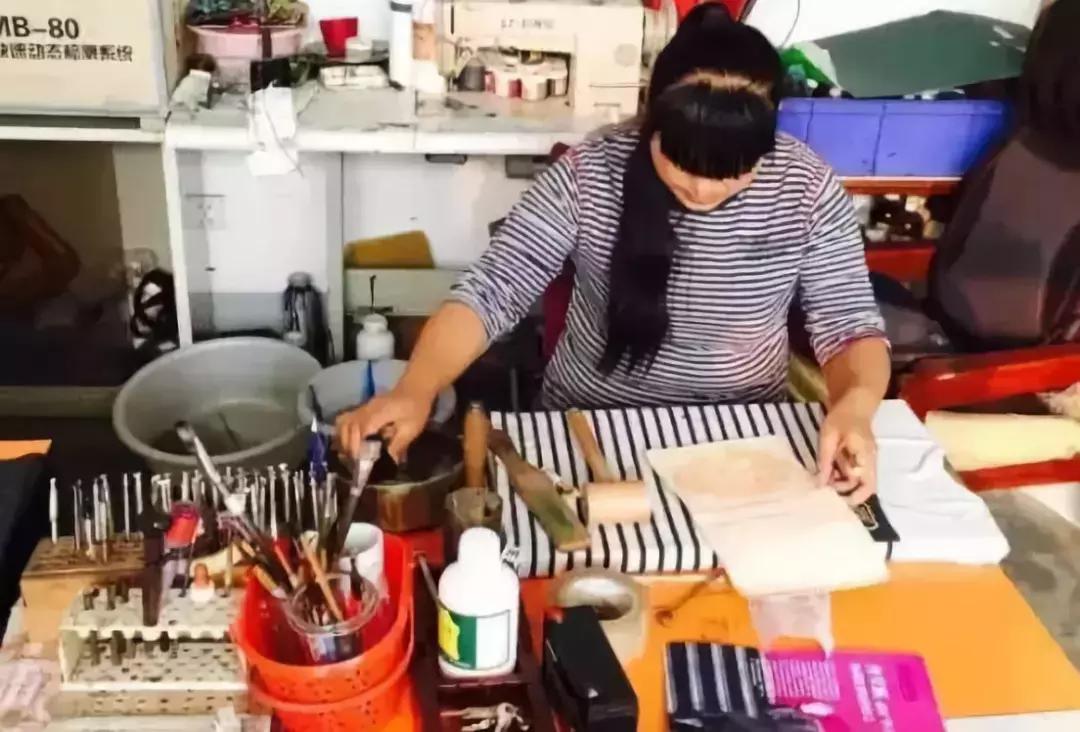 英国老奶奶患癌症,英国72岁老奶奶