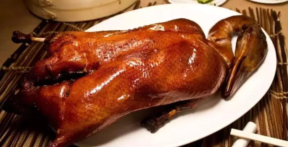 中国大妈出国探望儿子，行李箱被打开的那一刻，所有人都惊呆了！