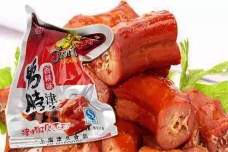 中国大妈出国探望儿子，行李箱被打开的那一刻，所有人都惊呆了！