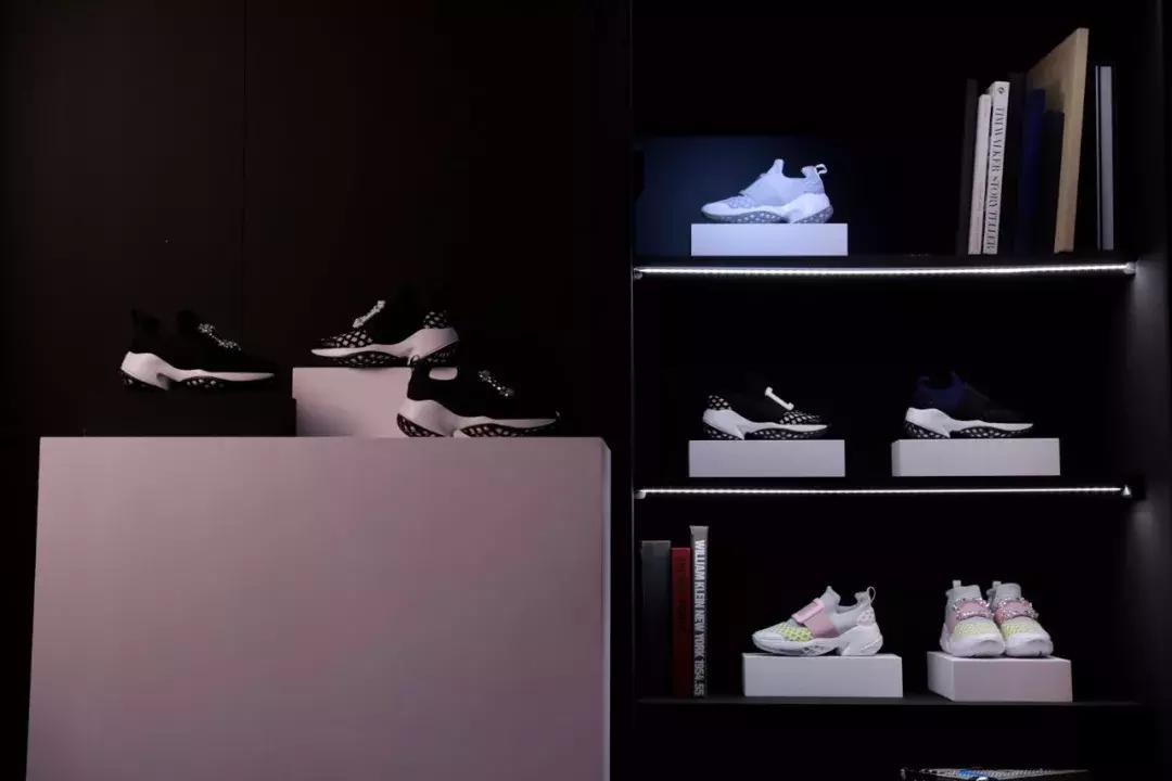 戚薇霸气走秀,唐嫣戚薇机场街拍大全