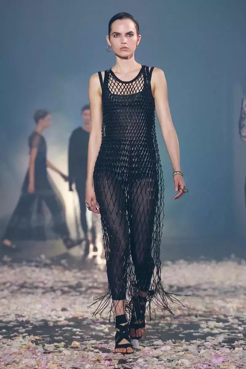 戚薇霸气走秀,唐嫣戚薇机场街拍大全