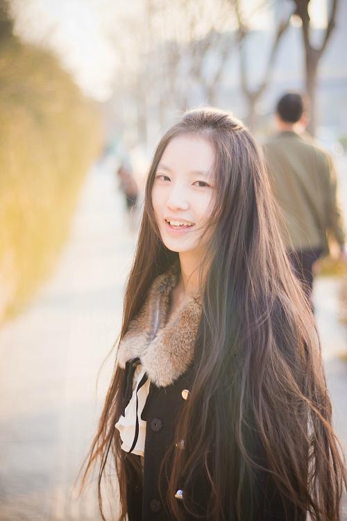 女孩头发长头屑,女生头发上有虱子怎么处理