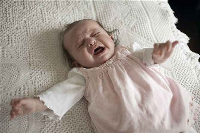 宝宝睡觉老是惊醒，哭闹不止，宝妈们知道是什么原因吗？