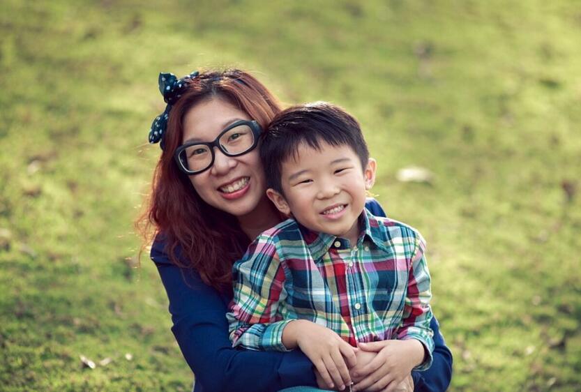 孩子觉得父母穷怎么开导,孩子发现父母很穷怎么教育