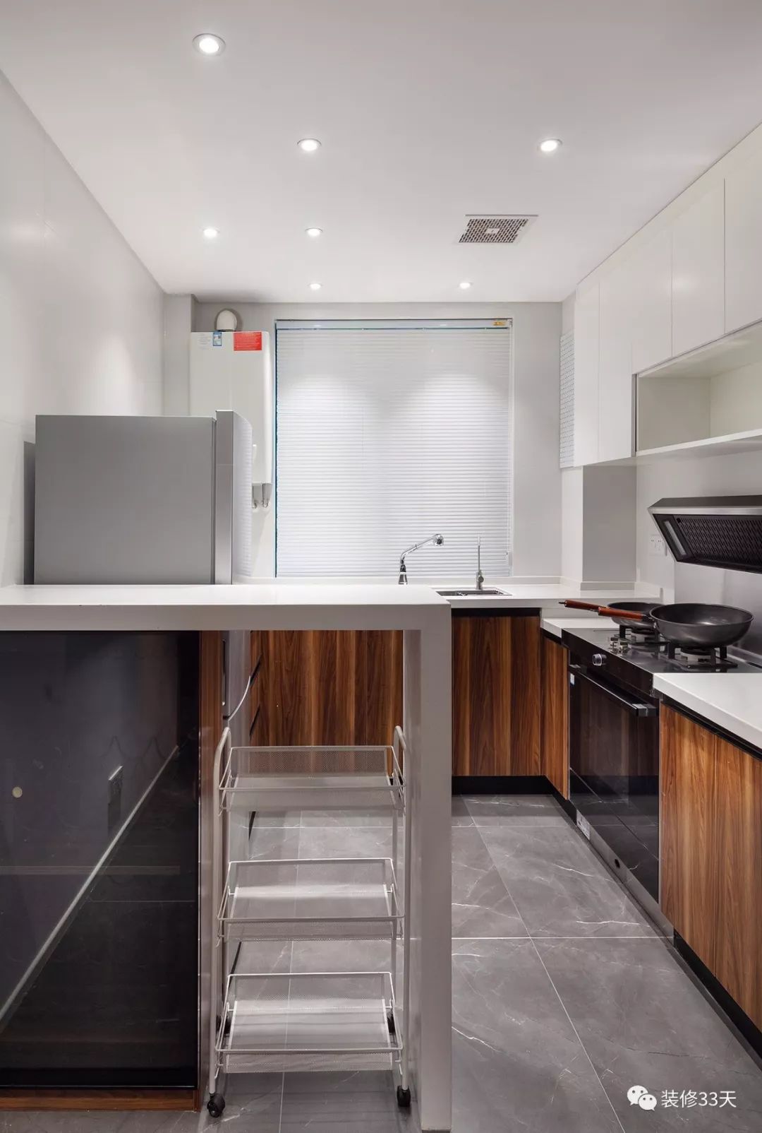 小三房客厅电视书柜一体,80平米两居客厅书房一体