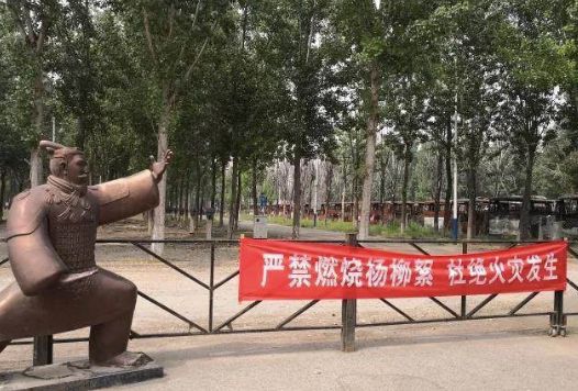 北京蟹岛烧毁上百辆车，只因一位司机脑洞大开？