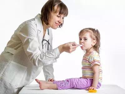 小孩吃了一瓶药洗胃,女童误食药丸后住院洗胃