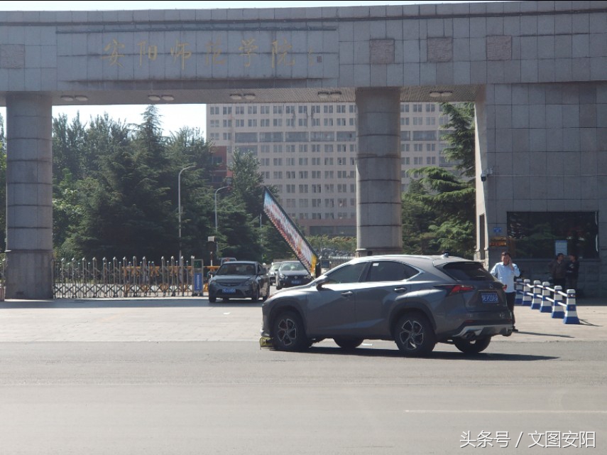 学校门口学生被电动车撞倒,学校门口故意撞电动车