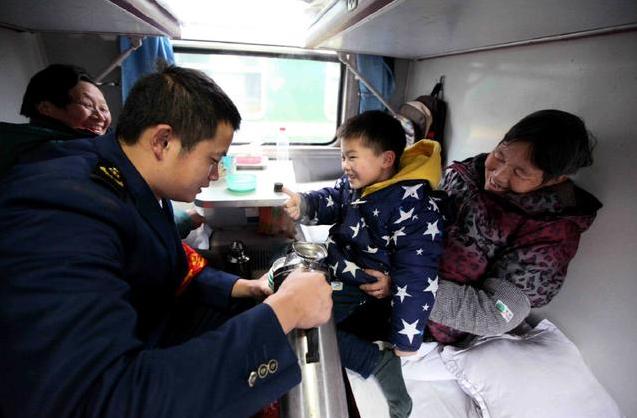 火车软卧难受还是硬卧难受,火车软卧为什么这么慢