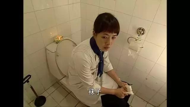 上厕所时发现厕所没纸了怎么办,原来上厕所没纸还能这样做