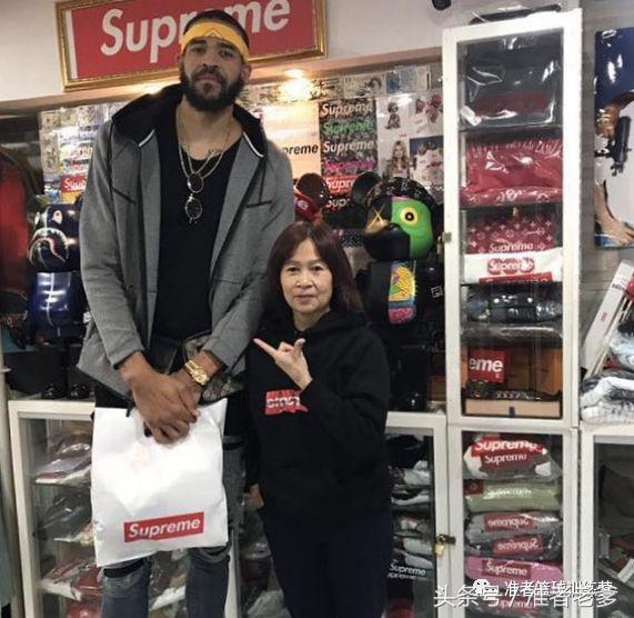 广东大妈玩潮入百万！她把美国人钱赚个遍，是纽约炒货届的扛把子