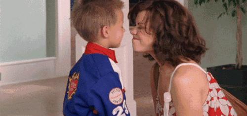 “儿子6岁了，还在摸乳房”,如何应对情感关怀缺失？