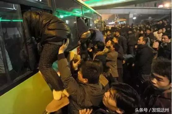 我在达州早高峰的公交车上,遇见了真正的勇士!