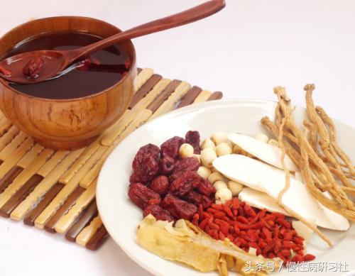 秋冬季，老人容易“头痛、脑袋发木”，子女们这样解决！