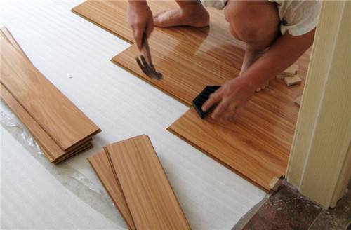 家里木地板翘起来了怎么办,家里的木地板翘起松动