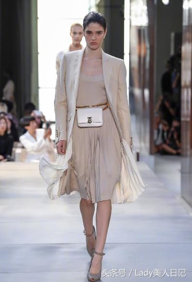 国际大牌都喜欢裤头前挂丝巾,衣服比较单调的时候增加灵气