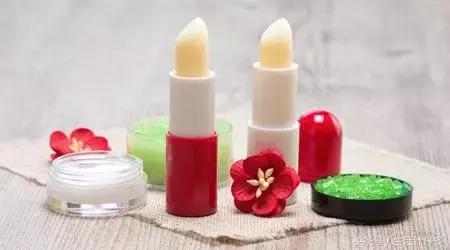 嘴唇开裂让你丑10倍，不花1分钱一招立刻变水润！