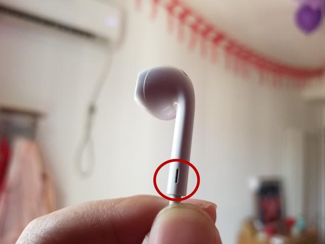 耳机上的小孔是干什么的,耳机上面的调节声音小孔是什么