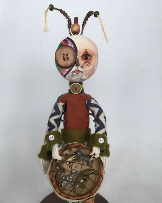 孩子用盒子建造废弃城市在家里,12岁男孩自己捡破烂